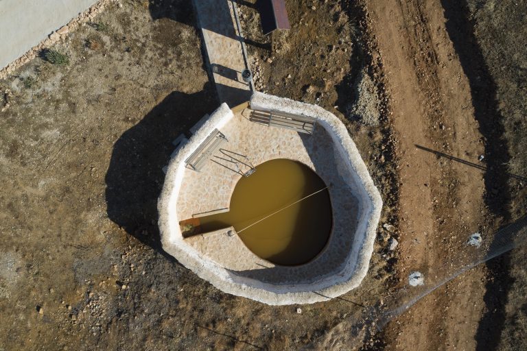Vista aérea del Baño del Barranco y su estructura circular con agua