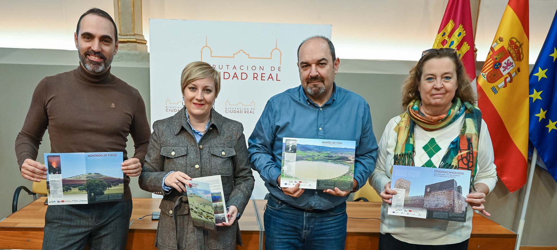 Sonia González y el equipo científico de GEOVOL durante la presentación de las cuatro guías interpretativas del Geoparque Volcanes de Calatrava en el Palacio Provincial de Ciudad Real