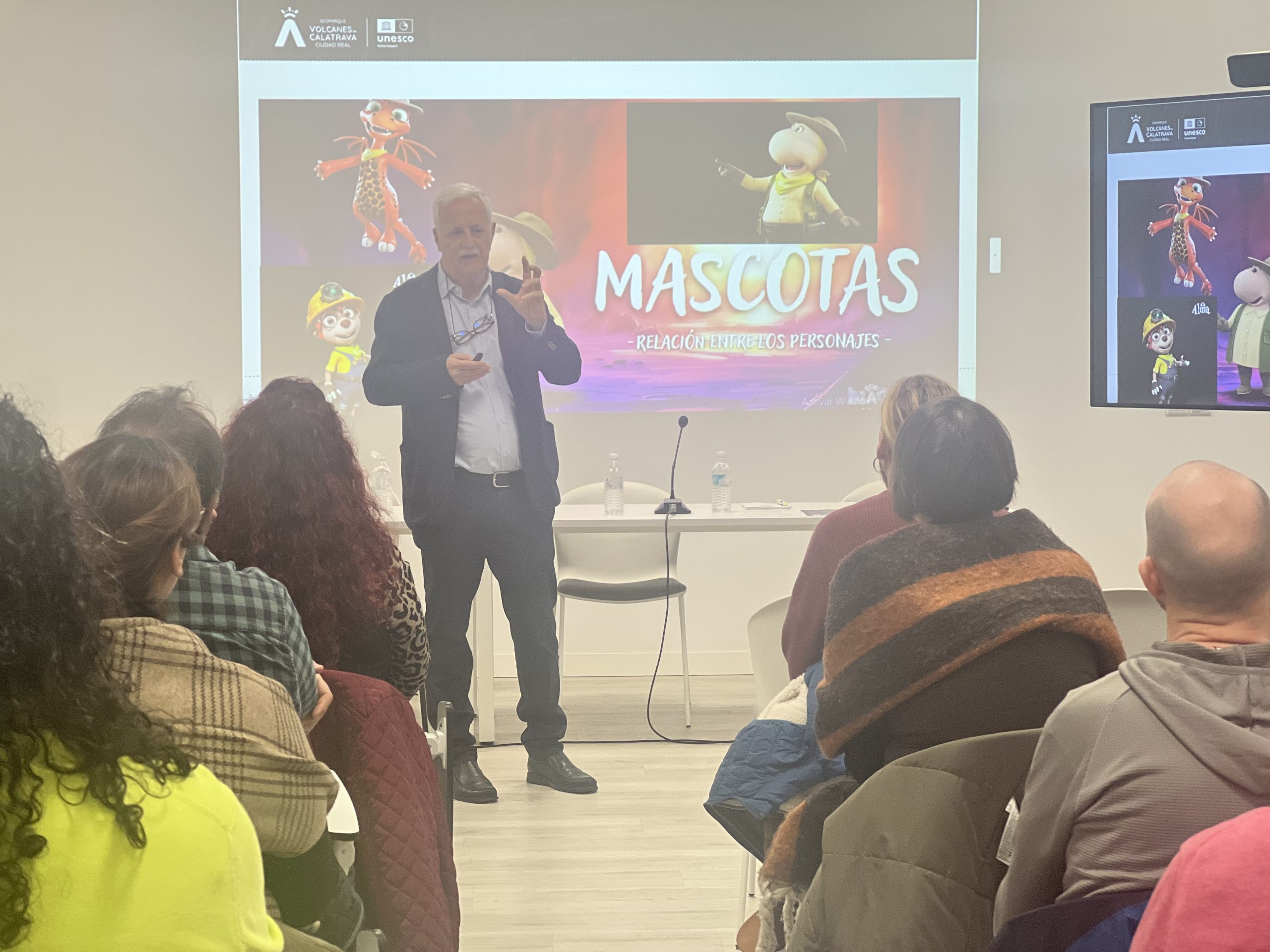 Cartel institucional del curso del Geoparque Volcanes de Calatrava en IFEDI, con enfoque en formación turística, patrimonio geológico y salidas de campo