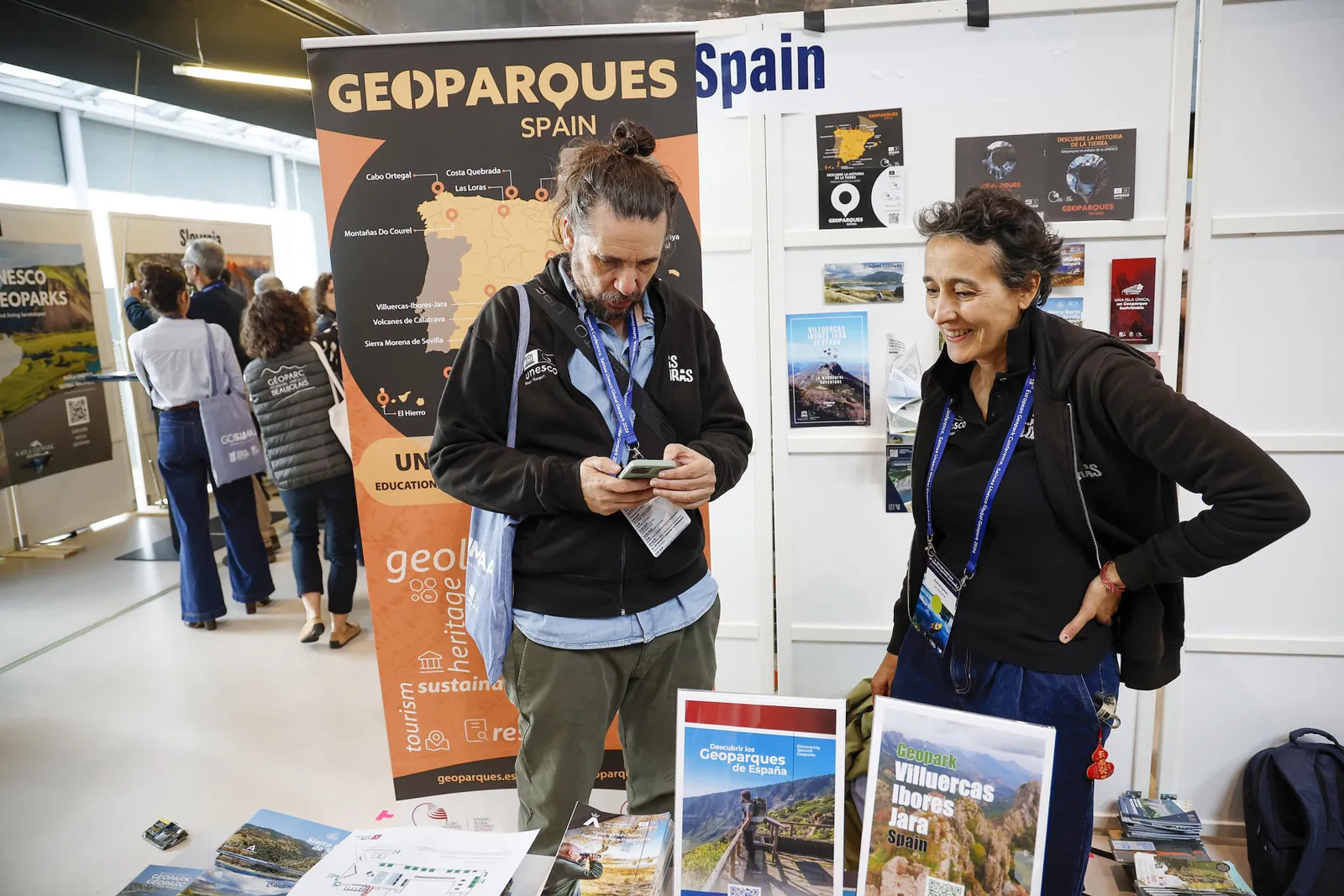 Stand de los geoparques españoles en la Geofair de la 18.ª Conferencia Europea de Geoparques, en Finlandia
