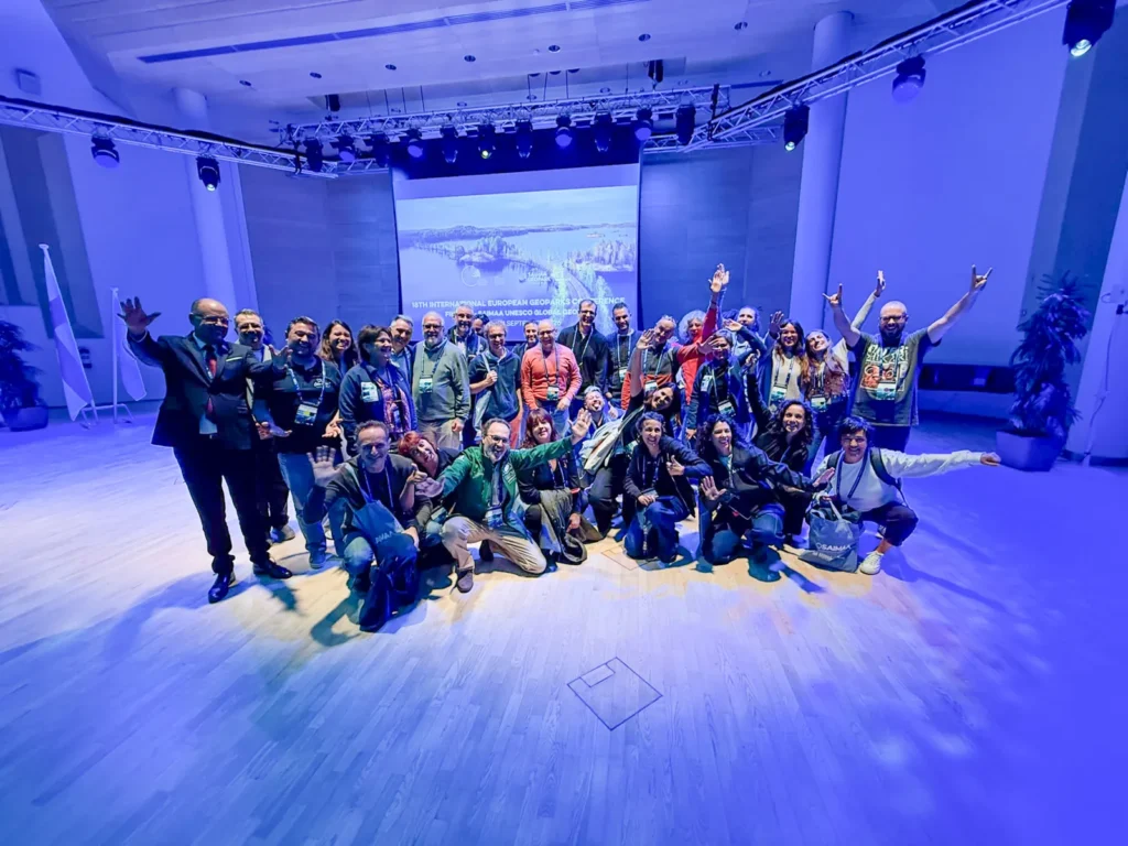 Foto de grupo de participantes en la 18.ª Conferencia Europea de Geoparques, en Finlandia