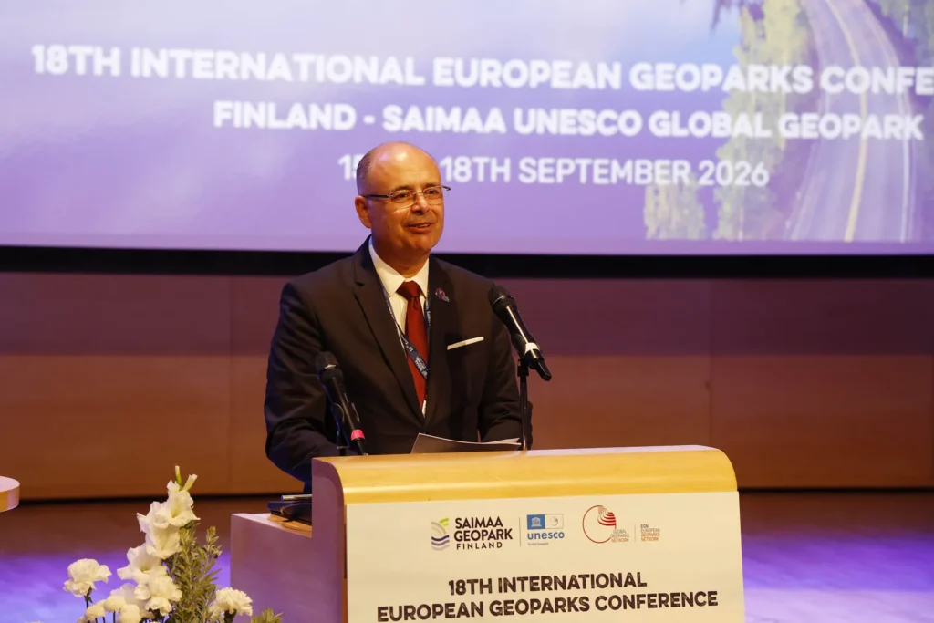 Intervención en el atril de la 18.ª Conferencia Europea de Geoparques, organizada por el Geoparque de Saimaa