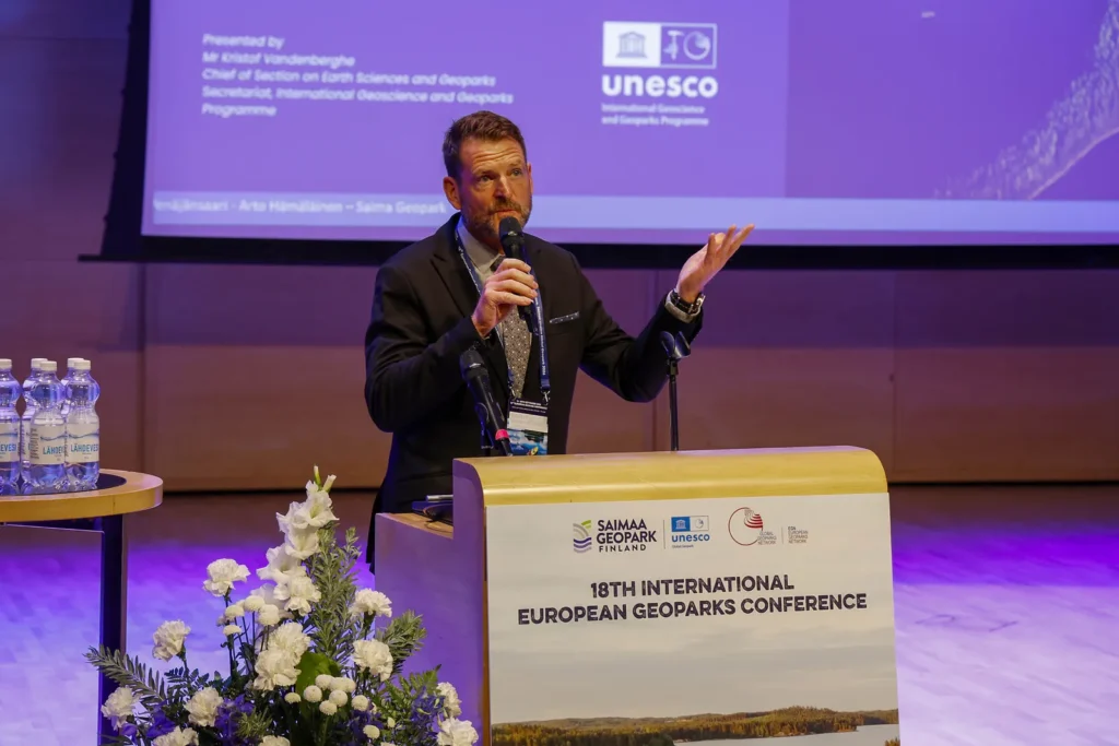 Kristof Vandenberghe, de la UNESCO, interviene en la 18.ª Conferencia Europea de Geoparques